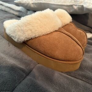 Amazon Tan and Cream Women's Slippers